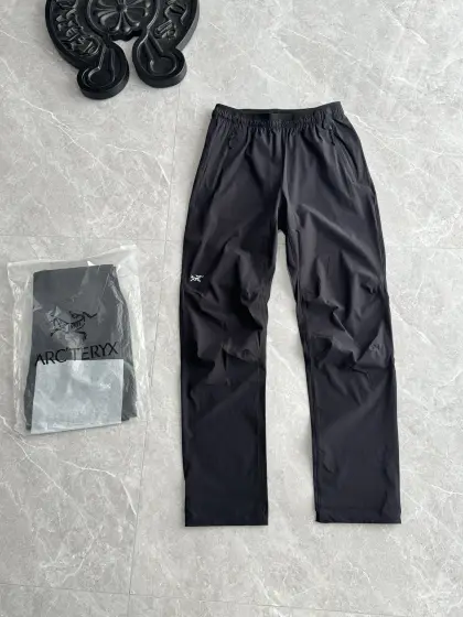 发!ARC'TERYX始祖鸟 INCENDO PANT 轻量 男子 运动长裤的详细文案 专为凉爽多变环境下的越野跑设计,极致轻量(约165g),主打透气防泼水与无感运动. • 面料:FortiusTM Air 50 尼龙(四向弹力).极致透气,像皮肤一样呼吸,防止运动过热. • 防护:DWR防泼水处理,小雨或露水一甩即干;UPF 70+ 防晒,阻挡紫外线与灌木刮擦. • 剪裁:立体拼接膝盖 + 锥形裤腿.大幅提升攀爬与下坡时的活动自由度,减少臃肿感. • 腰头:弹性腰带 + 内置抽绳,剧烈跑动不移位. • 裤脚:可调节抽绳,收紧防沙石进入,松开通风散热. • 口袋:两侧拉链插手袋 + 后侧带盖口袋,跑步时物品不晃动 颜色:黑色